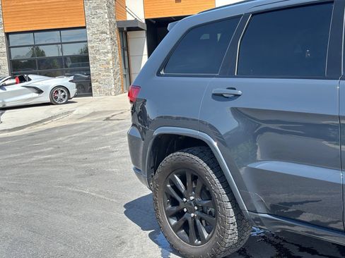 Used 2018 Jeep Grand Cherokee Altitude AWD/4WD image 3