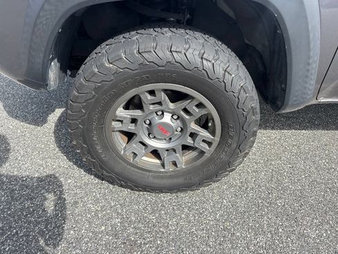 Used 2021 Toyota Tacoma TRD Off-Road w/ Technology Package AWD/4WD image 11