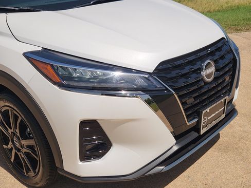 Used 2024 Nissan Kicks SR w/ SR Premium Package FWD image 12
