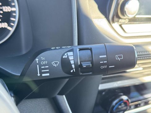 Used 2024 Nissan Rogue SV image 10