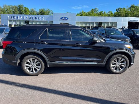 Used 2024 Ford Explorer XLT w/ Equipment Group 202A AWD/4WD image 9