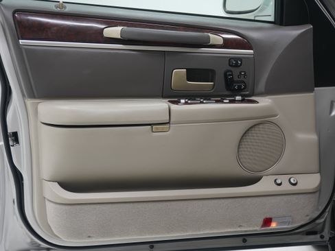 Used 2006 Lincoln Town Car Designer Series RWD image 13