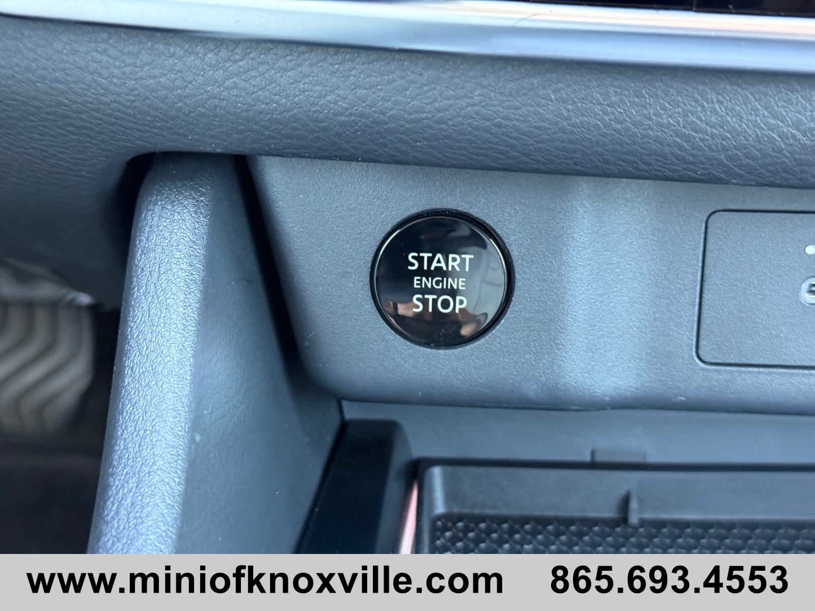 Used 2025 Nissan Rogue SL AWD/4WD image 24