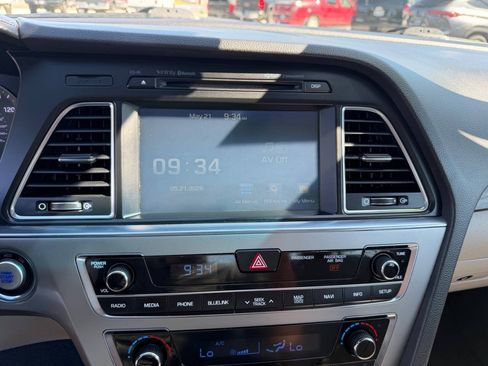 Used 2015 Hyundai Sonata Limited w/ Option Group 06 FWD image 10