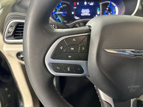 Used 2023 Chrysler Pacifica Touring-L image 15