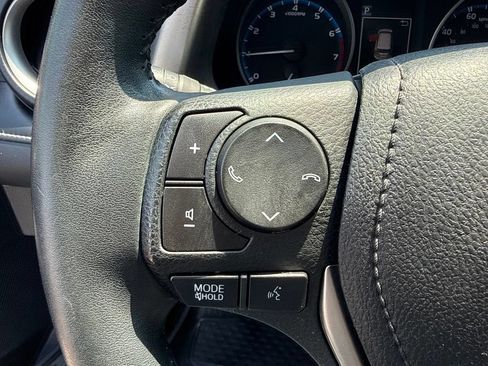 Used 2017 Toyota RAV4 XLE AWD/4WD image 18