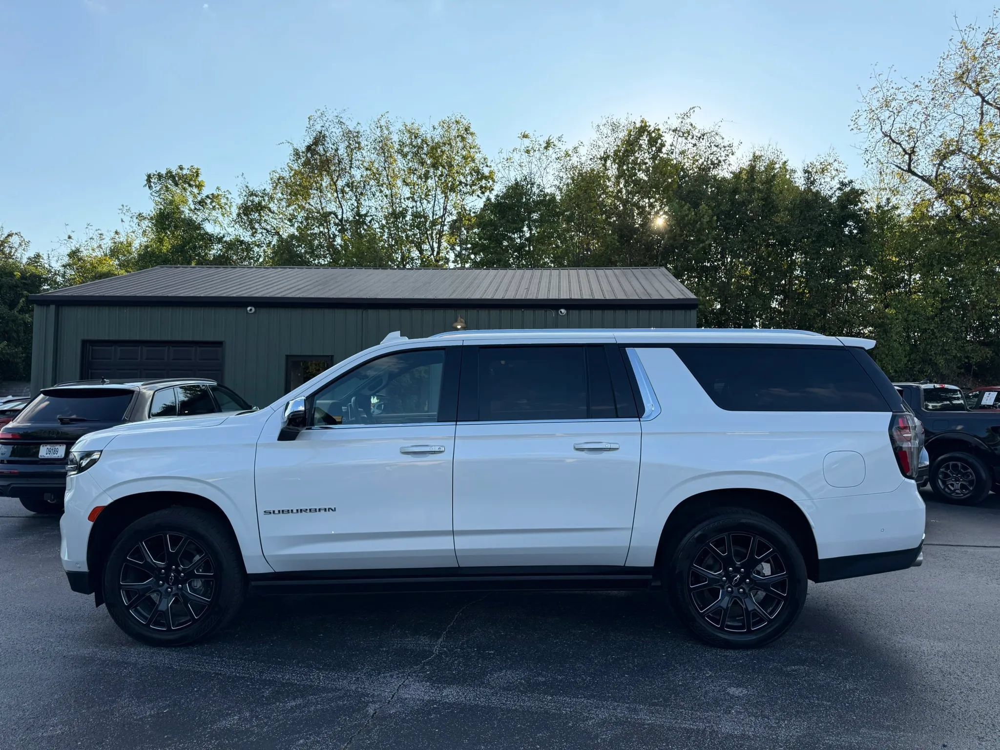 Used 2023 Chevrolet Suburban Premier w/ Advanced Technology Package AWD/4WD image 3