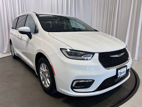 Used 2023 Chrysler Pacifica Touring-L FWD image 23