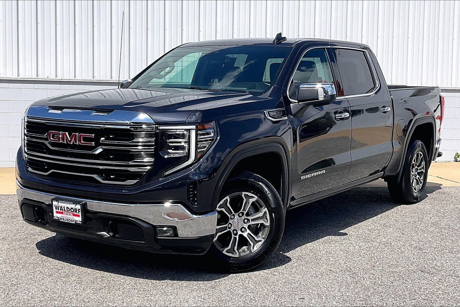 Used 2025 GMC Sierra 1500 SLT AWD/4WD image 2