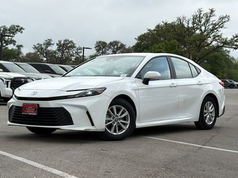 Used 2025 Toyota Camry LE image 43