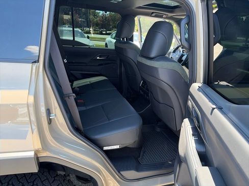 Used 2024 Lexus GX 550 AWD/4WD image 16