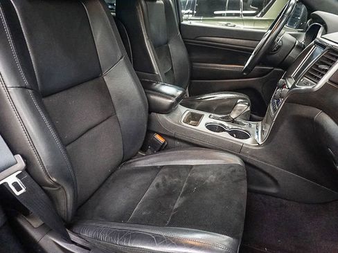 Used 2017 Jeep Grand Cherokee Altitude image 16