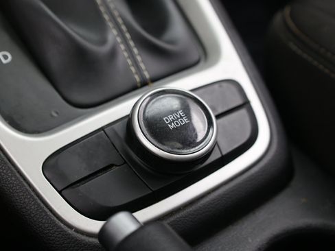 Used 2024 Hyundai Venue SEL FWD image 17
