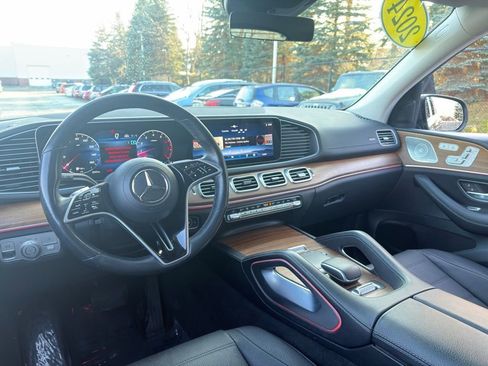 Used 2024 Mercedes-Benz GLS 450 4MATIC image 9