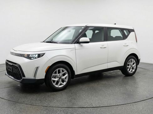 Used 2025 Kia Soul LX w/ LX Technology Package image 3