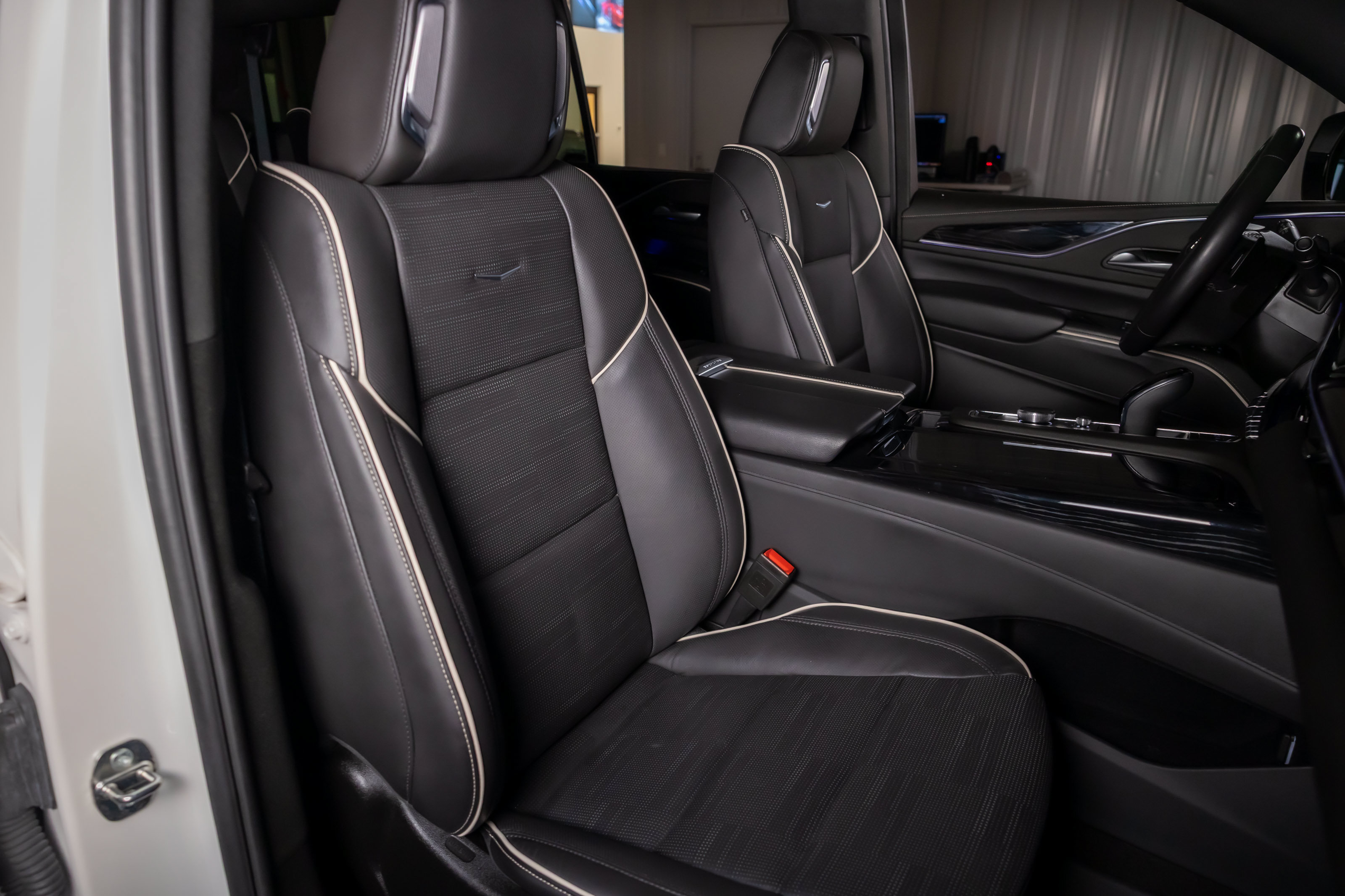 Used 2023 Cadillac Escalade Sport w/ LPO, ONYX Package AWD/4WD image 19