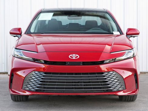 Used 2025 Toyota Camry XLE w/ Premium Plus Package image 6