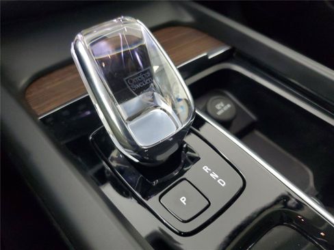 Certified 2023 Volvo XC60 B5 Ultimate w/ Climate Package FWD image 31