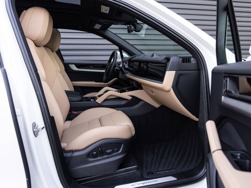 New 2025 Porsche Cayenne image 33