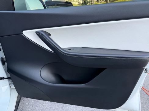 Used 2021 Tesla Model Y Long Range image 19