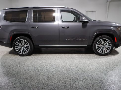 Used 2022 Jeep Grand Wagoneer Series III AWD/4WD image 6