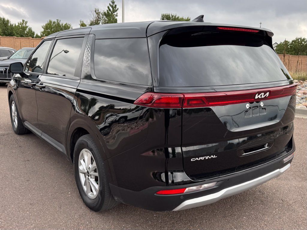 Used 2024 Kia Carnival LX FWD image 4