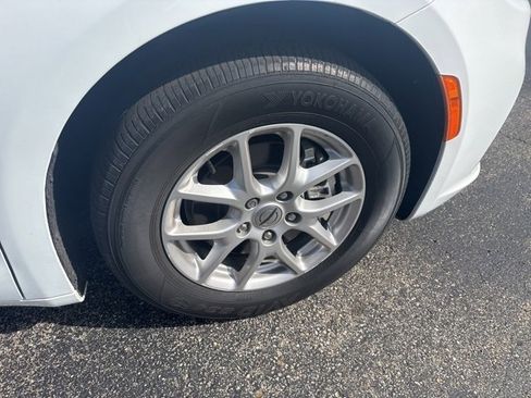 Used 2022 Chrysler Pacifica Touring-L image 10