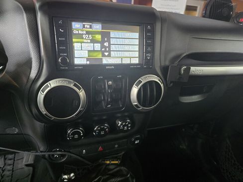 Used 2013 Jeep Wrangler Unlimited Sahara w/ Connectivity Group AWD/4WD image 14