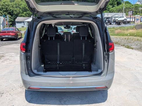 Used 2023 Chrysler Pacifica Touring-L FWD image 7