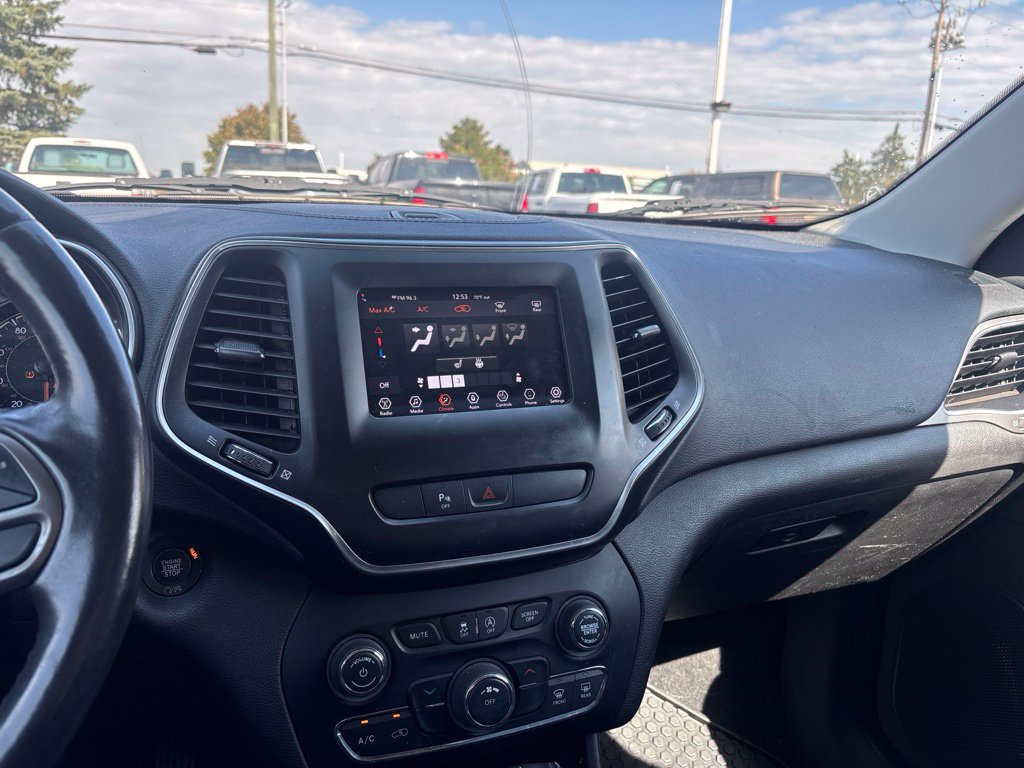 Used 2019 Jeep Cherokee Latitude Plus w/ Cold Weather Group AWD/4WD image 10