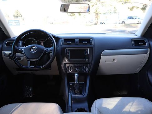 Used 2017 Volkswagen Jetta SE image 15