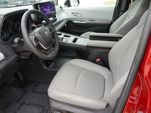 Used 2025 Toyota Sienna XLE FWD image 21