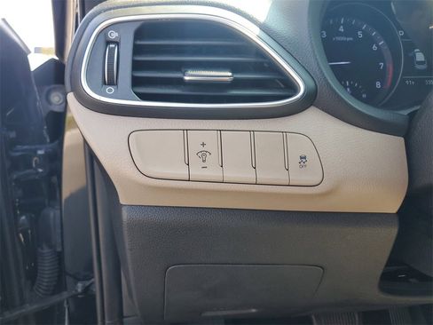 Used 2020 Hyundai Elantra GT image 15