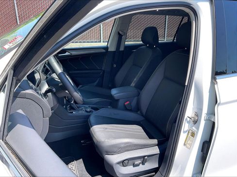 Certified 2022 Volkswagen Tiguan SE w/ Panoramic Sunroof Package AWD/4WD image 24