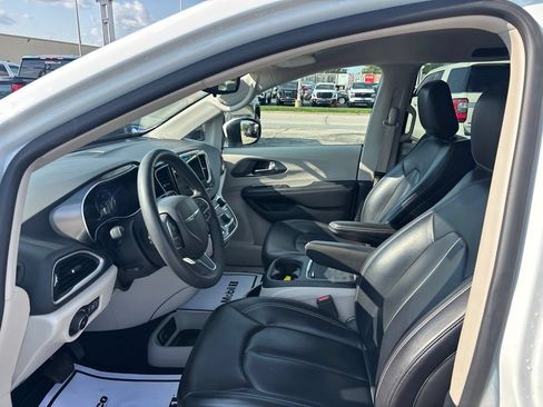 Used 2023 Chrysler Pacifica Touring-L FWD image 16