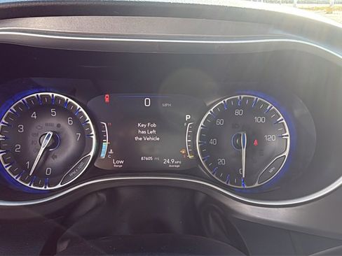 Used 2022 Chrysler Pacifica Touring-L image 20