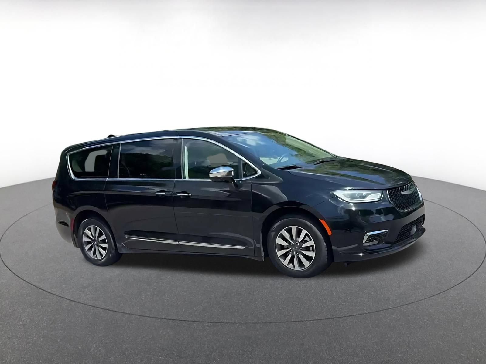 Used 2023 Chrysler Pacifica Limited FWD image 2