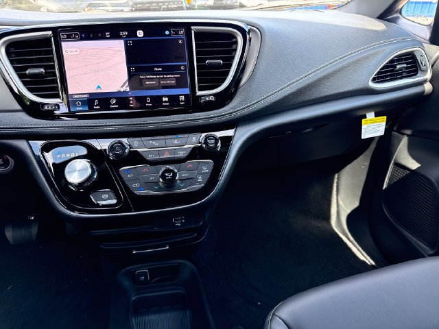 New 2027 Chrysler Pacifica Select w/ Family Tech Group AWD/4WD image 22