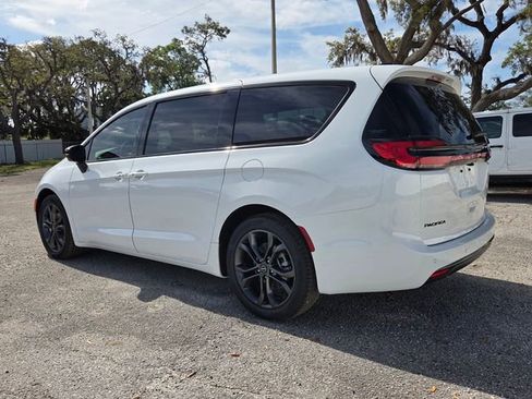 New 2026 Chrysler Pacifica Select FWD image 5