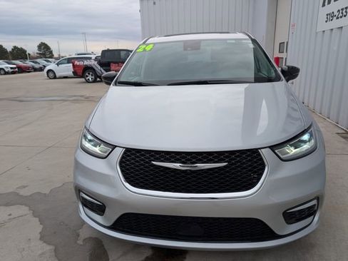 Used 2024 Chrysler Pacifica Limited image 31