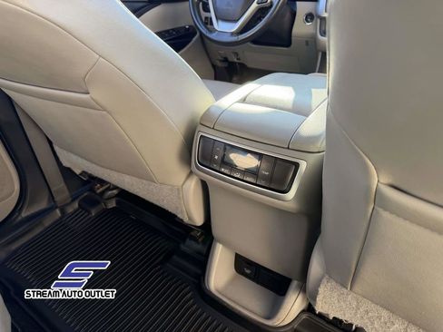 Used 2019 Toyota Highlander XLE image 19