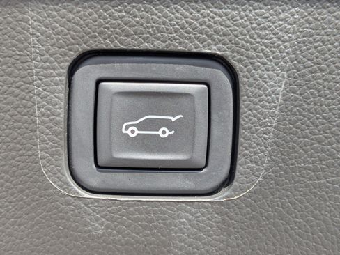 Used 2023 Chevrolet Traverse Premier image 14