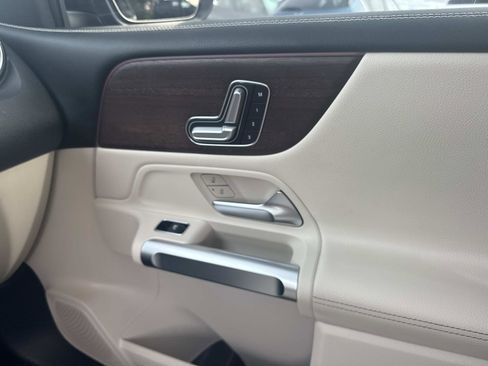 Used 2021 Mercedes-Benz GLB 250 image 20