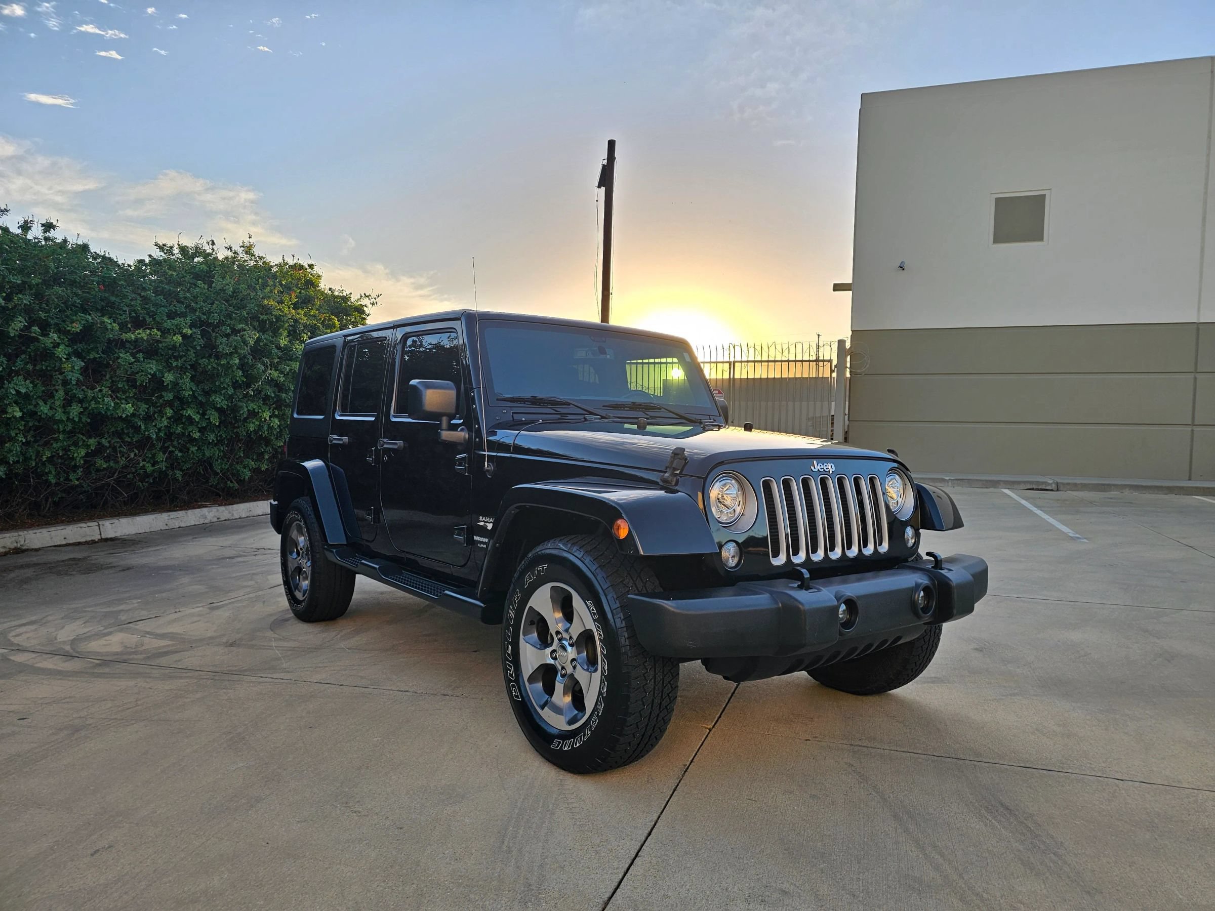Used 2018 Jeep Wrangler Unlimited Sahara w/ Connectivity Group AWD/4WD image 3