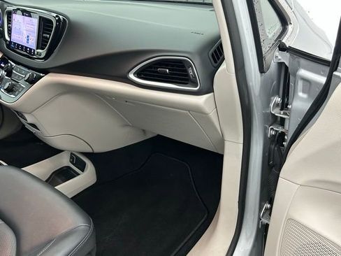 Used 2024 Chrysler Pacifica Touring-L image 33
