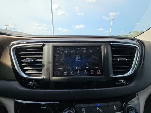 Used 2019 Chrysler Pacifica Touring-L FWD image 37