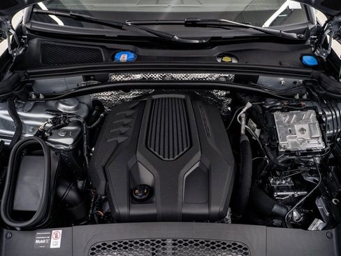 Certified 2025 Porsche Macan image 28