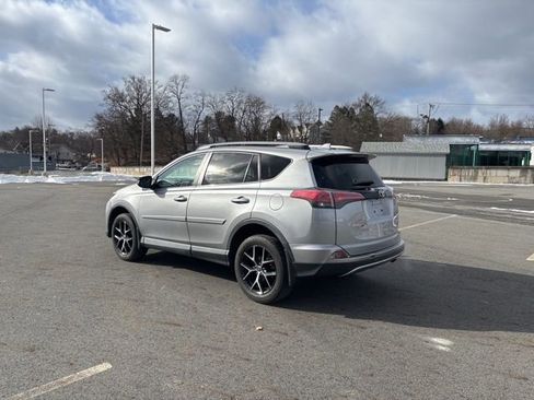 Used 2017 Toyota RAV4 SE image 3