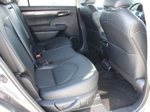 Used 2024 Toyota Highlander Limited image 19