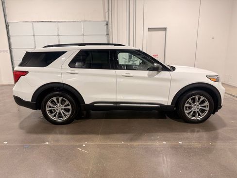 Used 2023 Ford Explorer XLT w/ Equipment Group 202A AWD/4WD image 4
